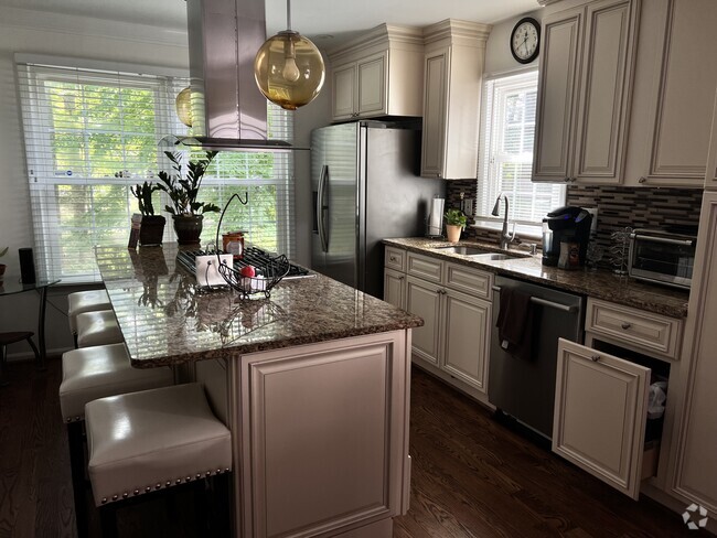 Building Photo - 9446 Cloverdale Ct