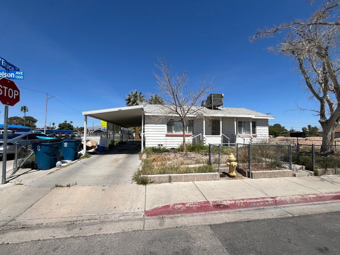 Primary Photo - Spacious 4 bedroom, 2 bathroom home locate...