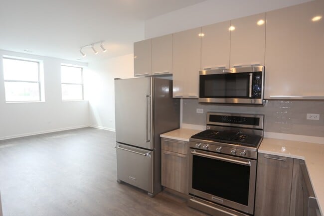 Building Photo - 932 W Dakin St
