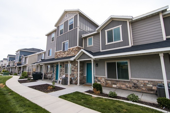 Primary Photo - Beautiful Edgewater Townhome In Vineyard