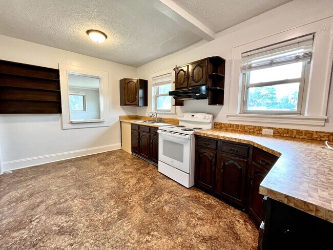 Building Photo - Beautiful 3 bedroom / 2 bathroom home now ...