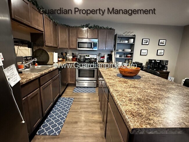 Building Photo - Lakeville End unit Town Home, Avail December, Two Car Garage, Dishwasher, W/D, 2.5 Baths