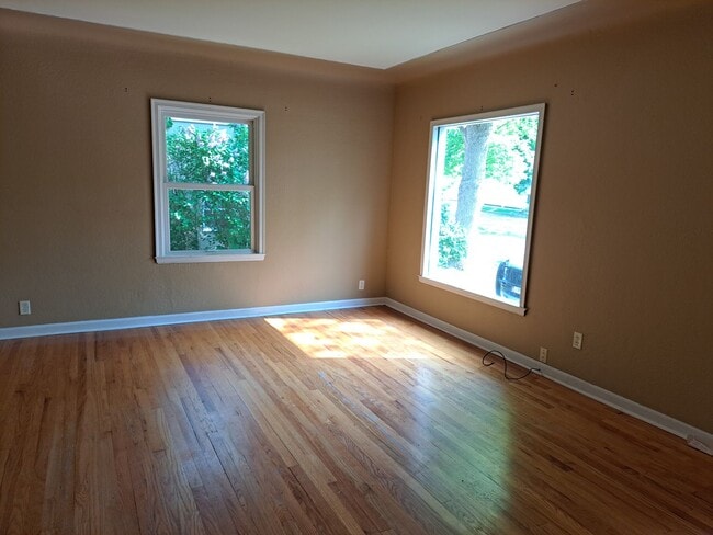 Building Photo - 3 Bedroom home, great location!