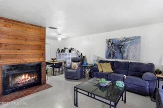 Foto del edificio - Cozy 2/1 Quadplex in NW Gainesville – Quie...