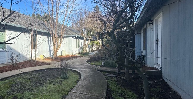 Building Photo - 4495 SW 96th Ave