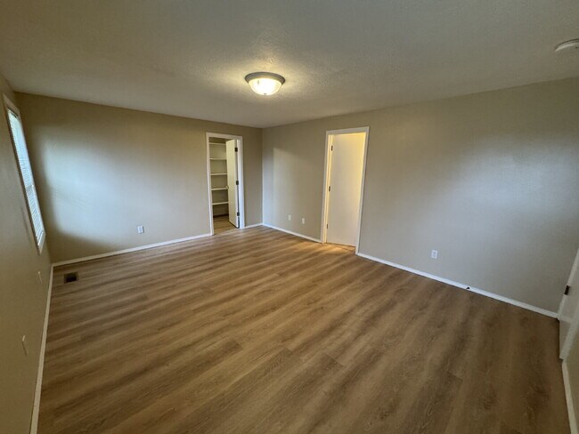 Building Photo - 3 Bedroom / 2 Bathroom Duplex Unit