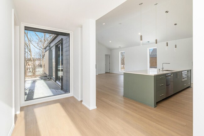 Foto del edificio - 1170 Harmony Ct