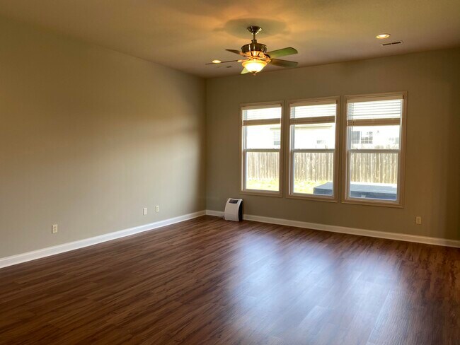 Foto del edificio - 5807 Islip Dr