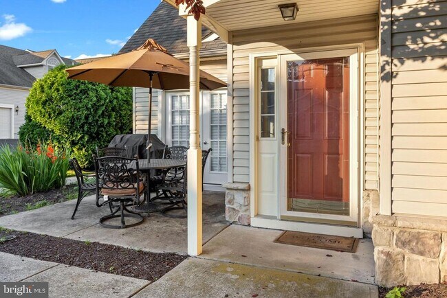 Foto del edificio - 319 Starflower Ln