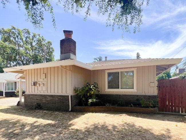 Building Photo - Inviting Duplex Just 5 Minutes from Sac State