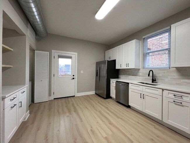 Foto del edificio - 3640 W Fullerton Ave