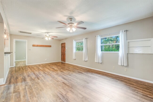 Building Photo - 27011 Azalea Ct