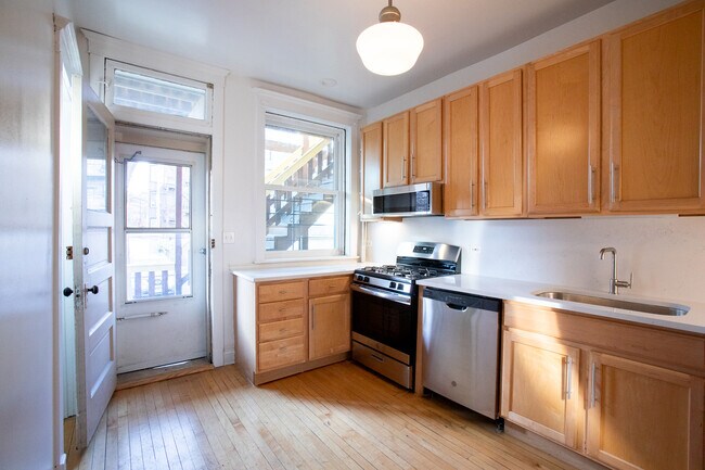 Kitchen - 1407 W Belle Plaine Ave