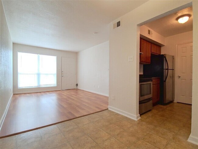 Building Photo - 8100 Creekbend Dr