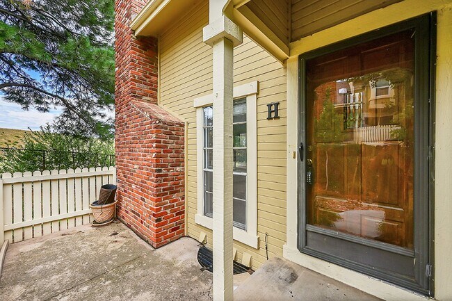 Building Photo - $2,150, End Unit 2 bed 1 1/2 bath Southpar...