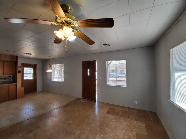 Building Photo - Three Bed/1 Bath with garage