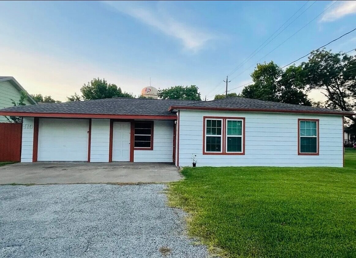 Foto principal - 410 W B St