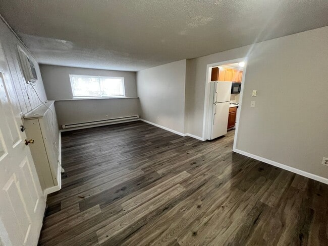 Building Photo - 2 Bedroom 1 Bathroom Apartment!