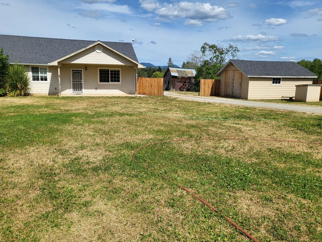 Primary Photo - 3 bed 2 bath Country Setting with Horse St...