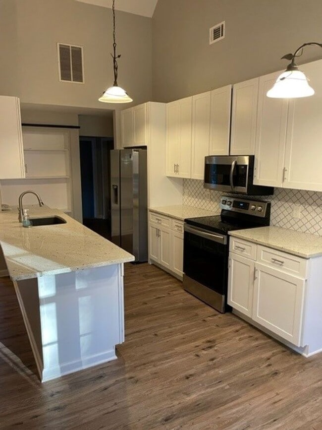 Building Photo - 475 Lone Oak Dr: 4BR/2 BA Home in Lovely S...