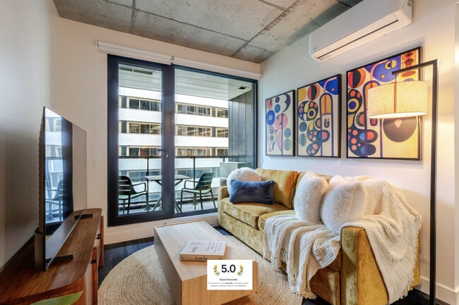 Building Photo - 292 Rue Sainte-Catherine Ouest