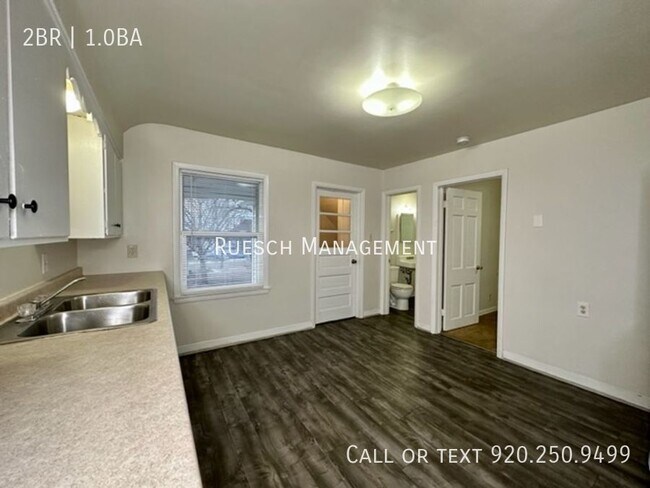 Building Photo - Cozy upper 2 Bedroom 1 Bath Duplex-Availab...