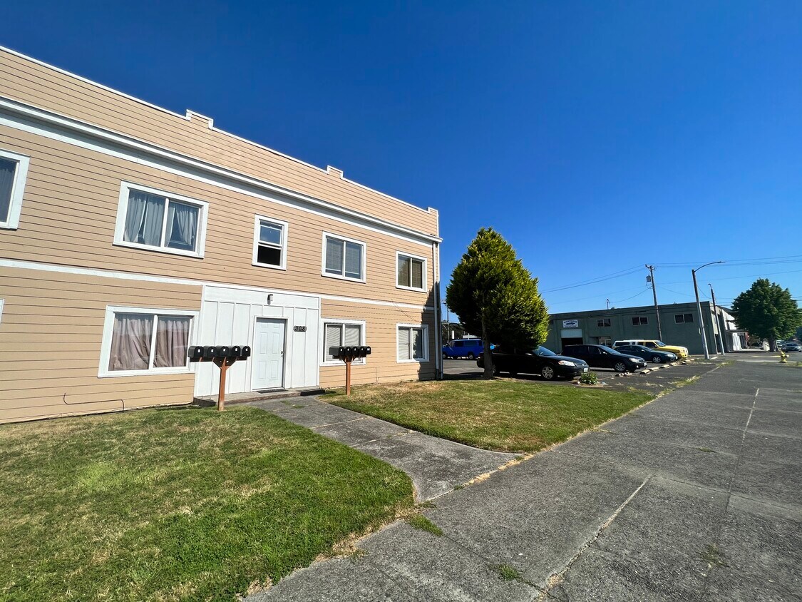 308 W Market St Unit 1, Aberdeen, WA 98520 Apartments in Aberdeen