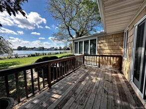 Building Photo - 1090 Bayhead Dr
