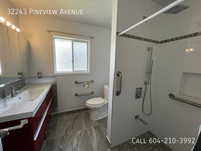 Photo du bâtiment - Bright 3 Bedroom Home with Large Shop!