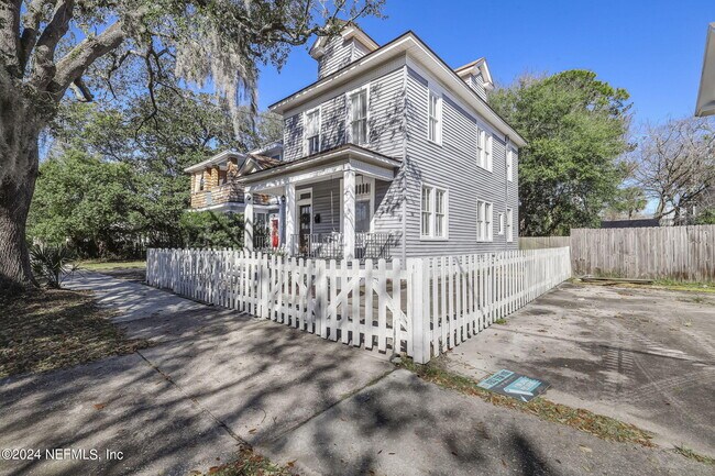 Building Photo - 117 W 6th St