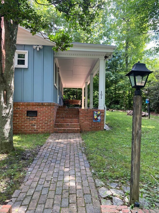 Foto del edificio - Black Mountain - Wooded lot, One-Level home, Room to Garden!