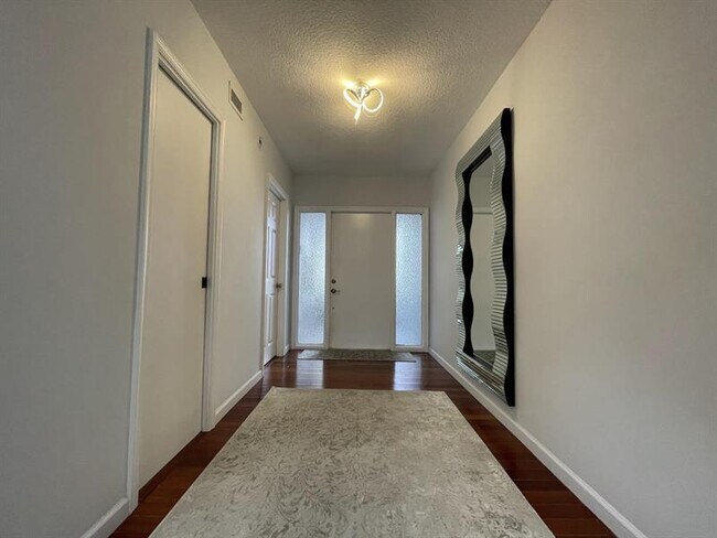 Building Photo - 6620 Thornhill Ct
