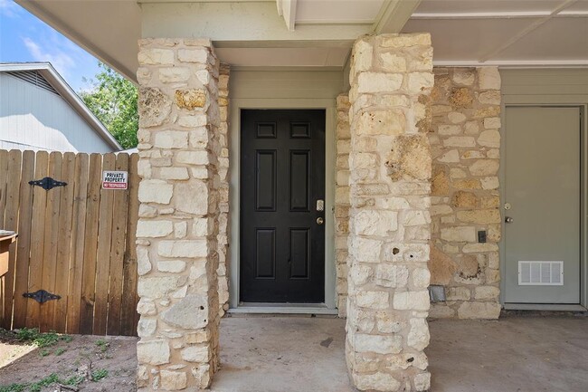 Building Photo - 5303 Woodland Oaks Ct