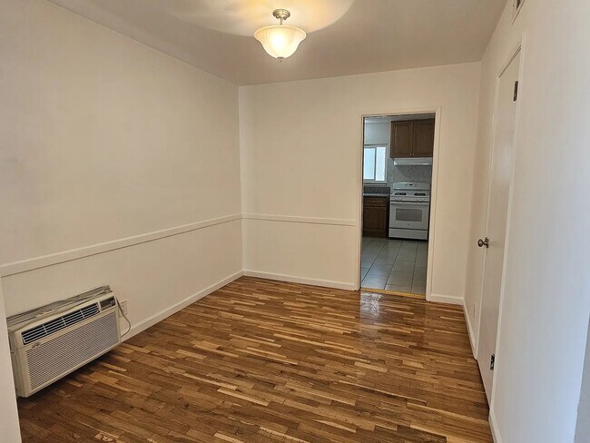 Foto del edificio - 1537 N Laurel Ave