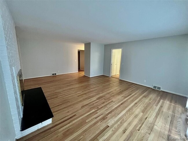 Building Photo - 6901 Woodbank Dr