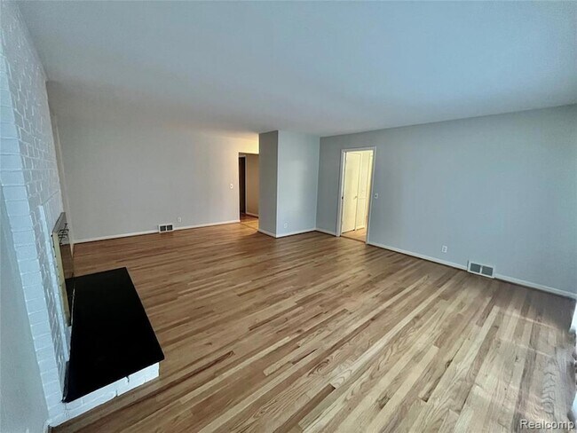 Foto del edificio - 6901 Woodbank Dr