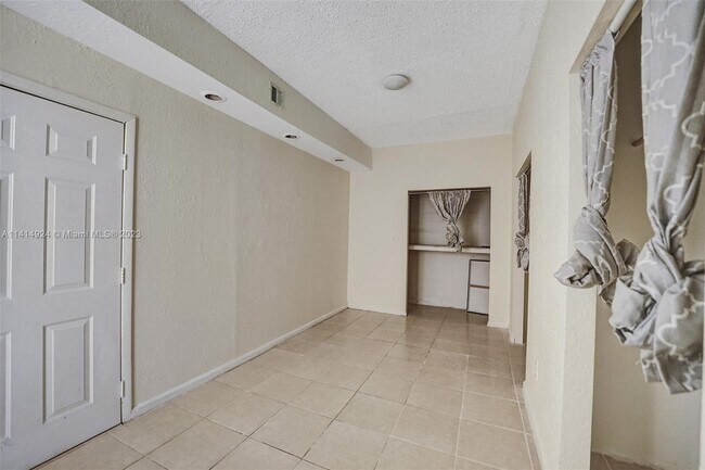 Foto del edificio - 7804 NW 73rd Ave