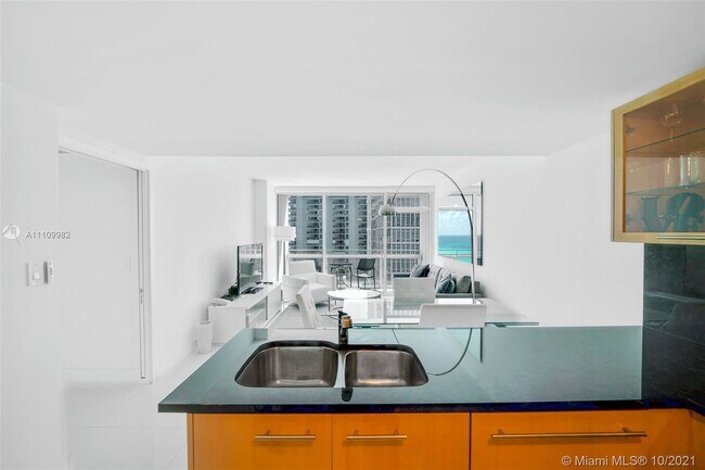 Foto del edificio - 6801 Collins Ave