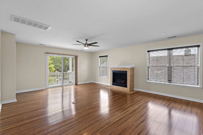 Building Photo - Tri Level townhome