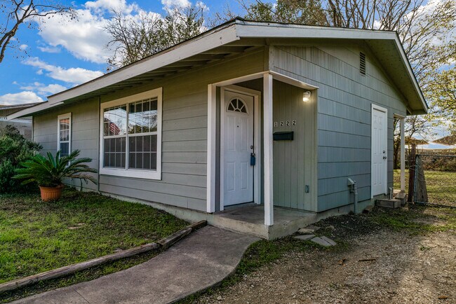 Building Photo - 1222 W Thorain Blvd