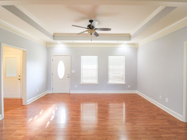 Foto del edificio - Nice home with large fenced in backyard!