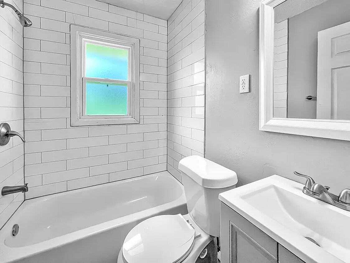 Foto del edificio - 3 BR/1.5BA | Newly Renovated Single Family Home | 2- Car Covered Parking | Gated backyard