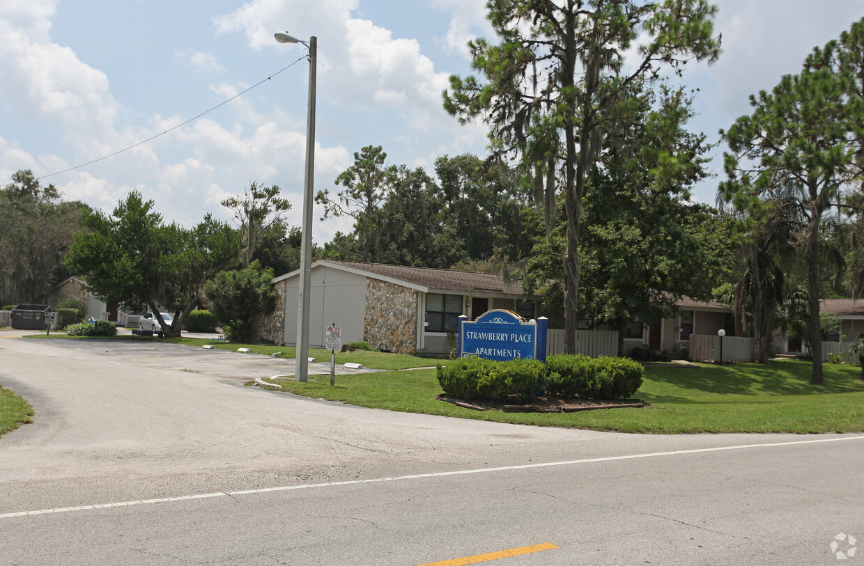 Entrada - Strawberry Place Apartments