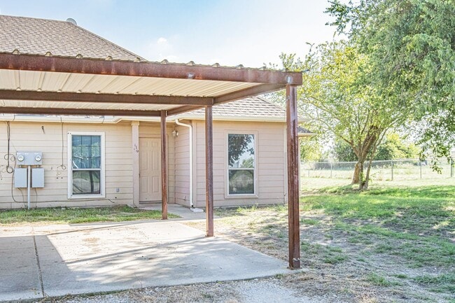 Building Photo - 3 bedroom 2 bath duplex in Weatherford ***  Move in Special $500.00 off first months rent***