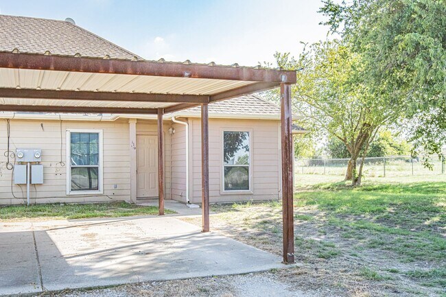 Foto del edificio - 3 bedroom 2 bath duplex in Weatherford ***  Move in Special $500.00 off first months rent***