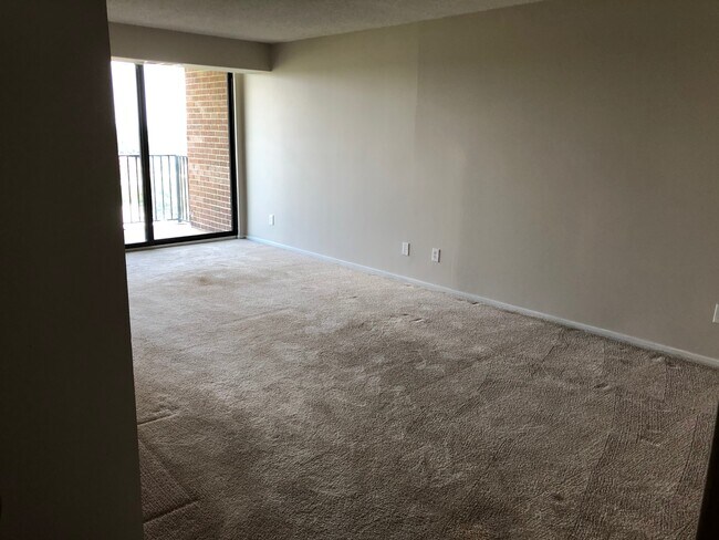 Living rm from entrance - 2300 Pimmit Dr