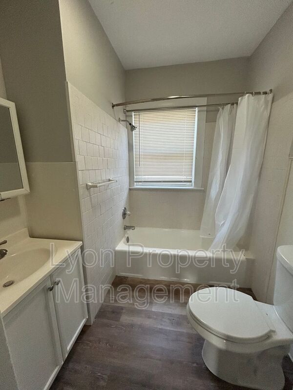 Foto del edificio - 107 Burgess Ave