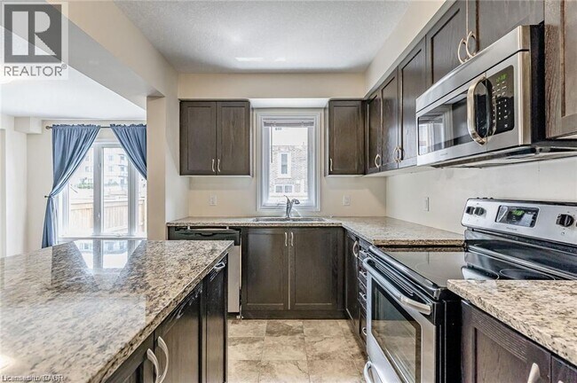 Building Photo - 166 Summit Ridge Dr