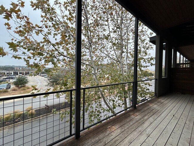 Foto del edificio - Town Creek CONDO! Large Balcony / Fridge, Washer, Dryer Included / Garage / NBISD