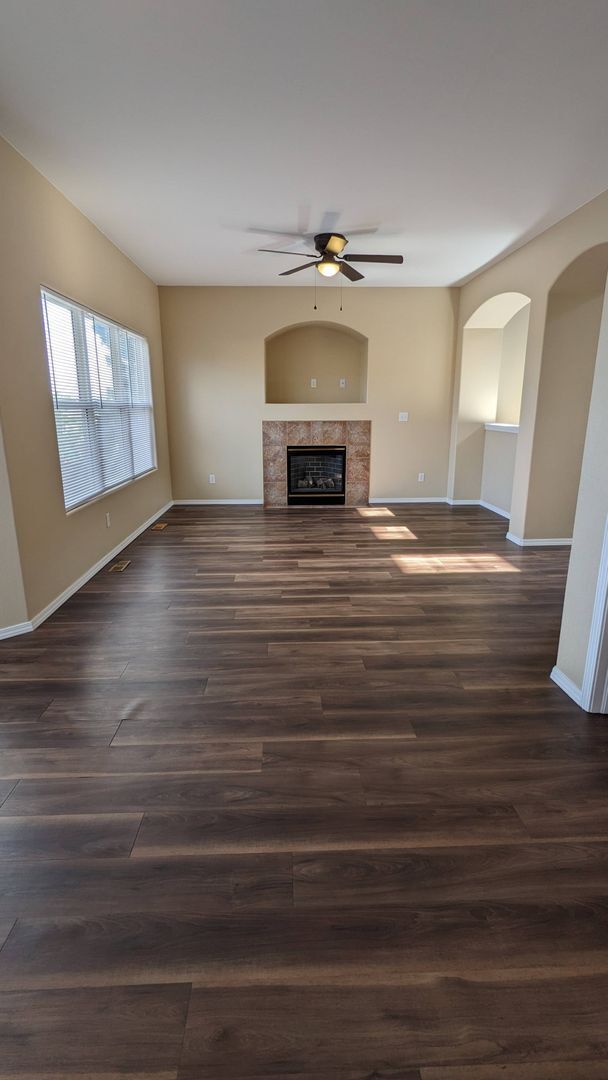 Foto del edificio - TWO STORY WITH FINISHED WALKOUT BASEMENT A...